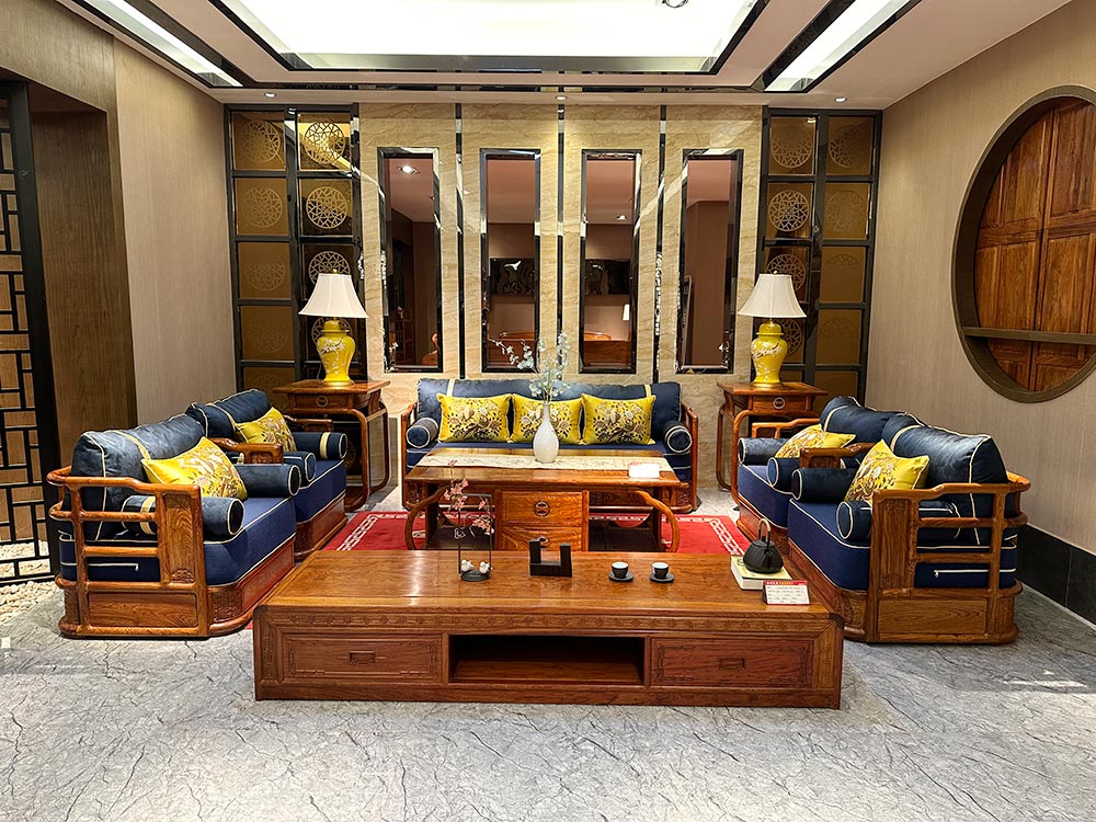 Apa karakteristik sofa mahoni gaya anyar anyar?